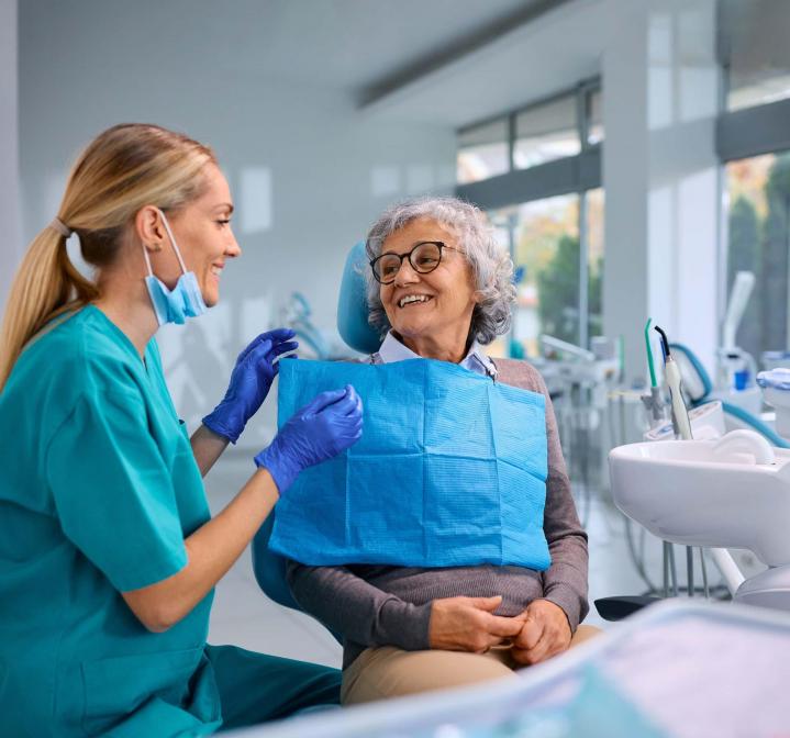 Des dentistes confirmés en service d’hygiène dentaire. 