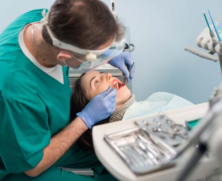 Des dentistes experts en soins de gencives. 